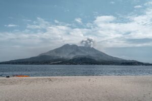鹿兒島的象徵櫻島火山，住鹿兒島一晚即可免費搭九州新幹線