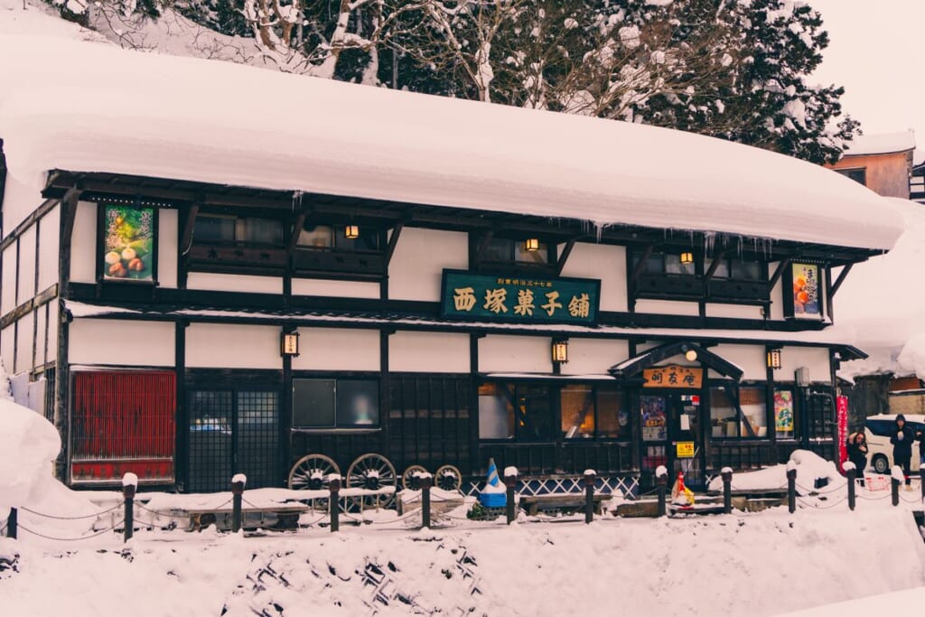 冬季雪中的日本傳統木造店鋪