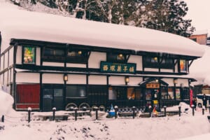 冬季雪中的日本傳統木造店鋪