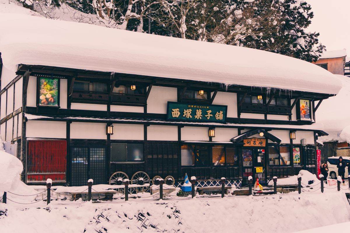 冬季雪中的日本傳統木造店鋪